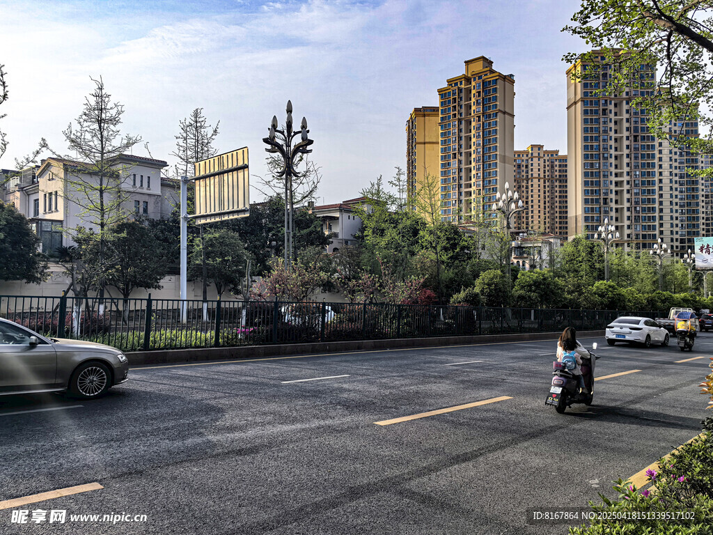 城市道路旁的高楼景观