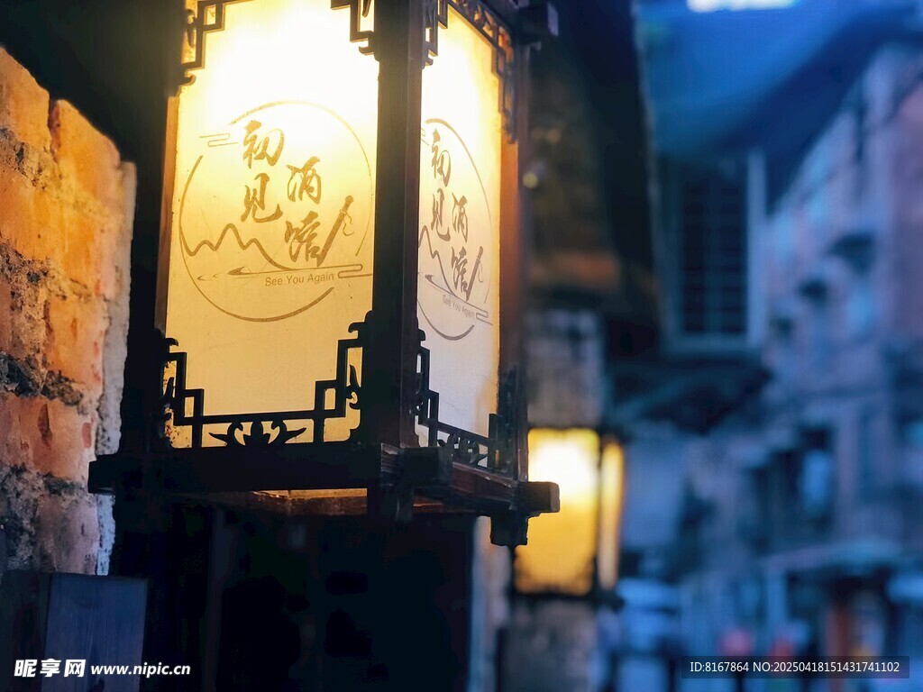 古巷中式灯笼散发古韵