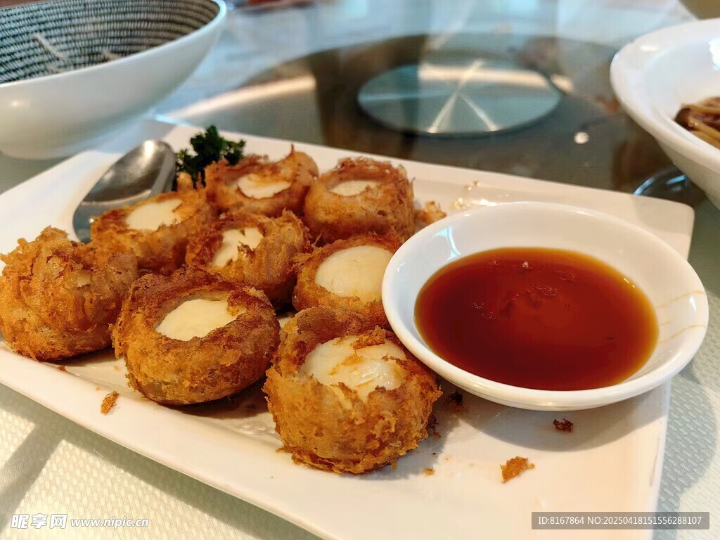 香炸丸子配蘸料美味诱人