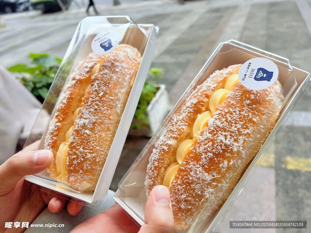 手持美味夹心面包展示