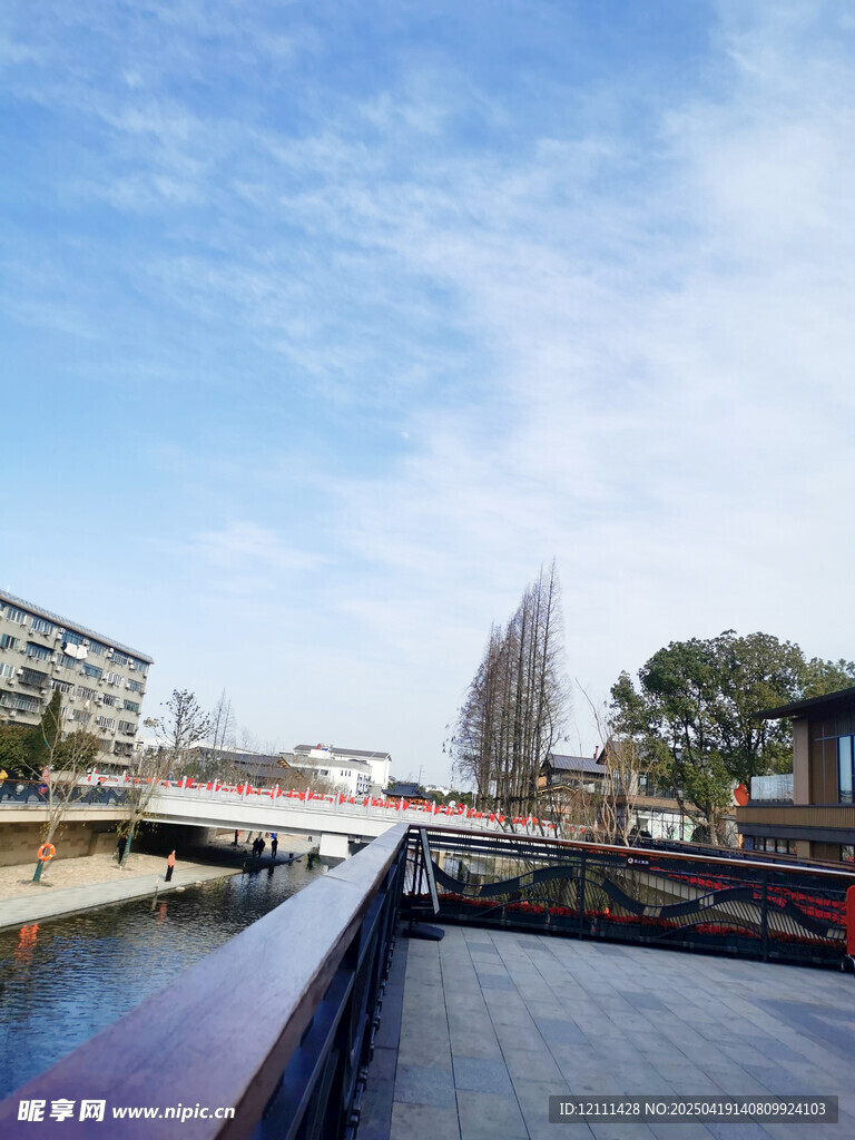 河畔风光 宁静的城市景致
