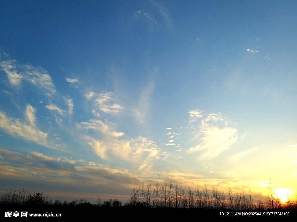 夕阳下的绚烂天空美景