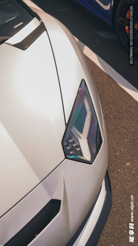 白色汽车