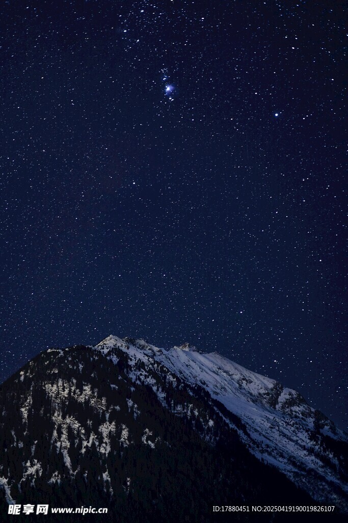 夜空下的雪山