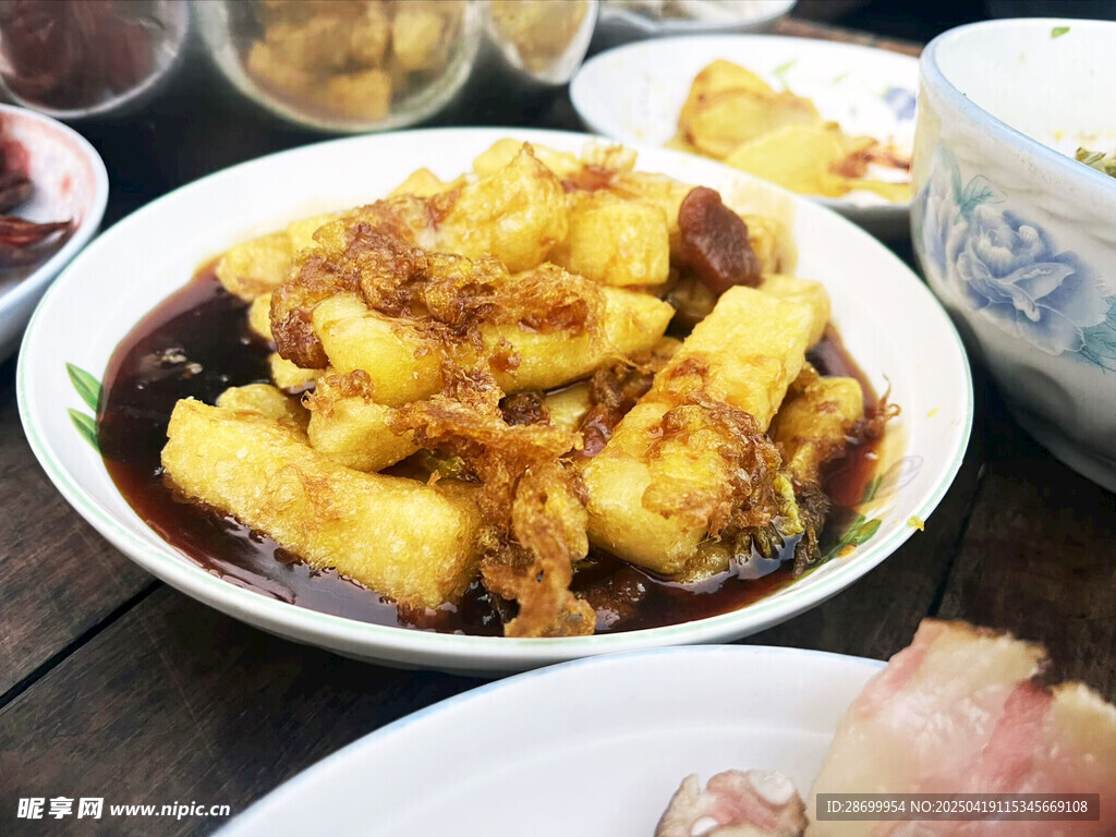 美味炸物摆于碗中