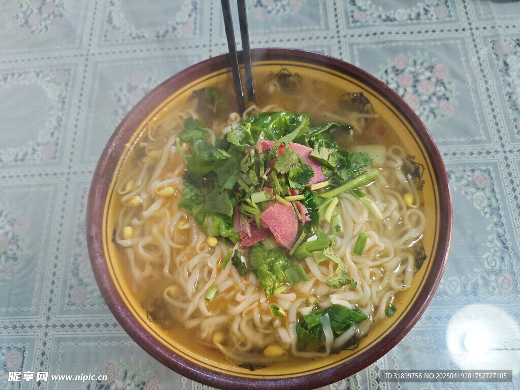 豆芽牛肉面