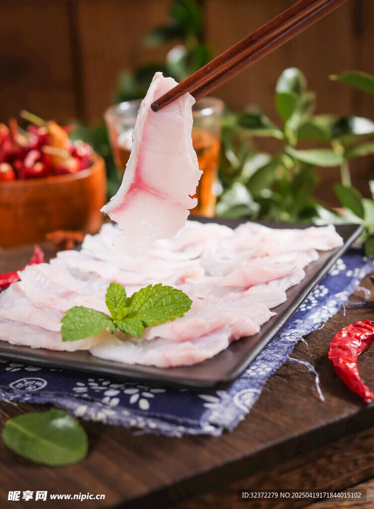 鲜嫩鱼片配绿植摆盘