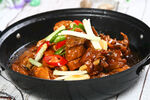 美味黑锅炖鸡肉