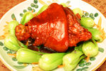 红烧肘子配青菜