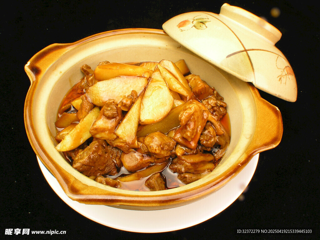 砂锅牛肉土豆美食特写