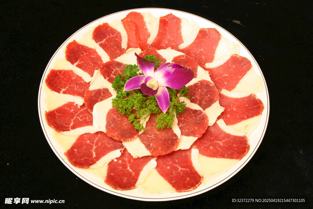 精美摆盘的鲜嫩牛肉片