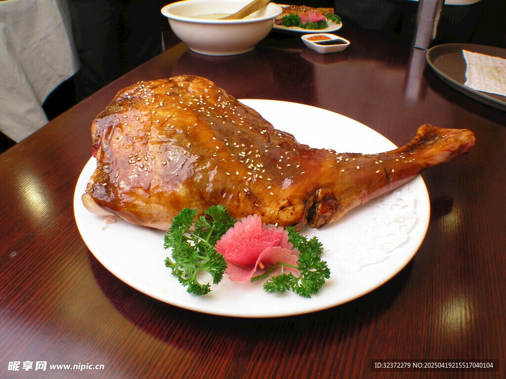 美味烤羊腿摆盘精致