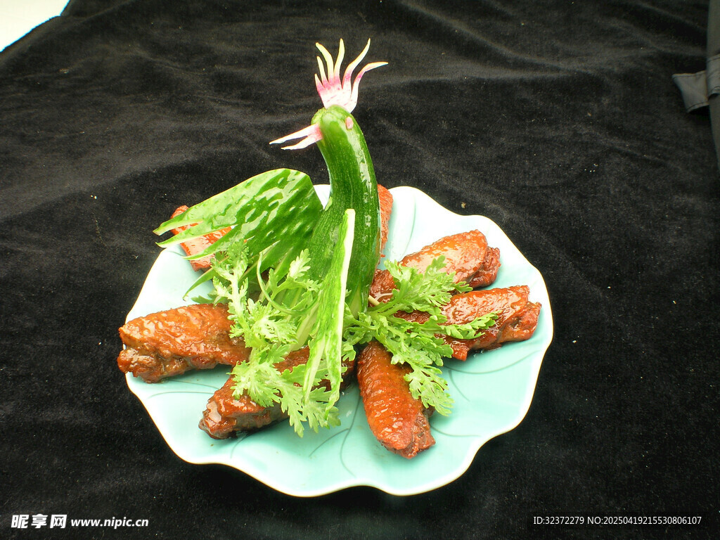 鸡翅生菜拼盘