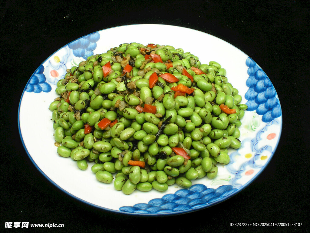 清炒豌豆点缀红椒粒