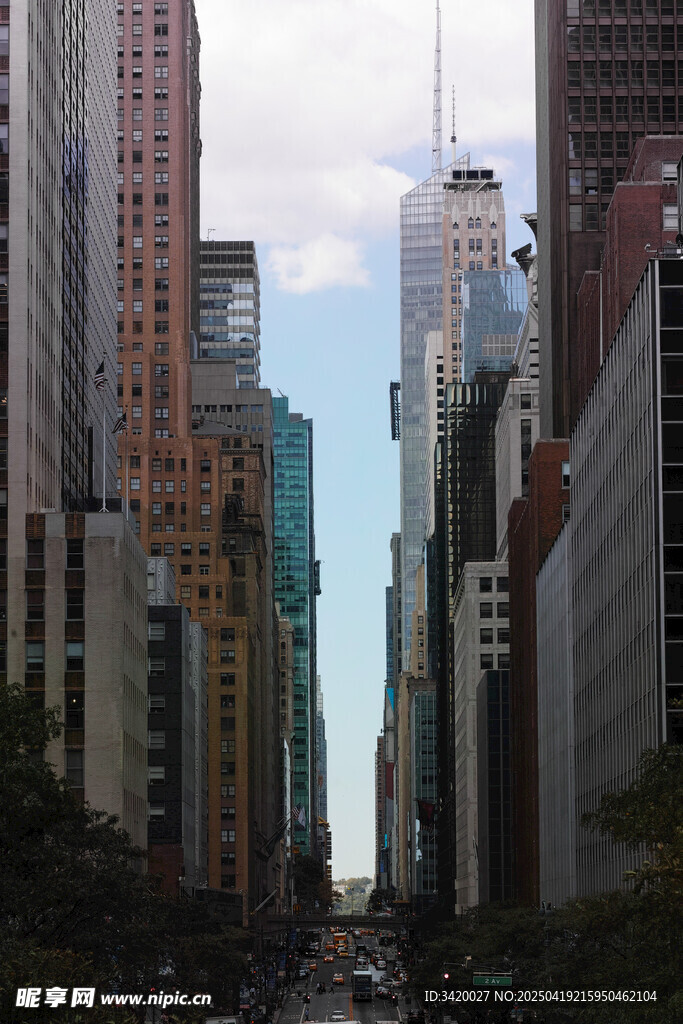 都市高楼林立的街道景观