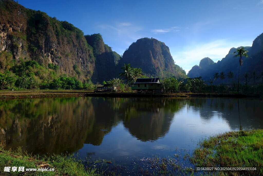 山水相映的静谧自然美景