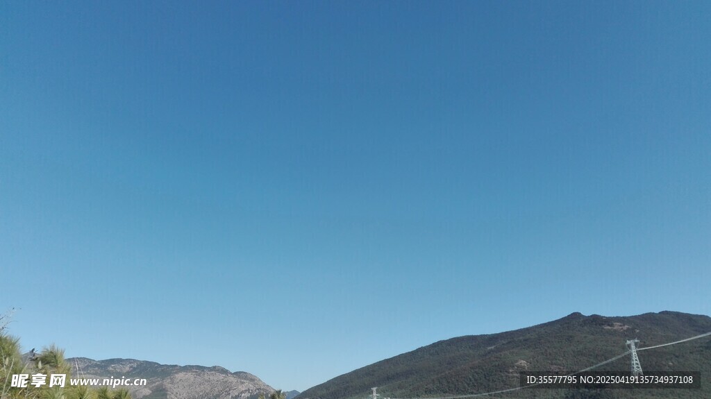 后山山坡蓝天映衬下的山峦景色