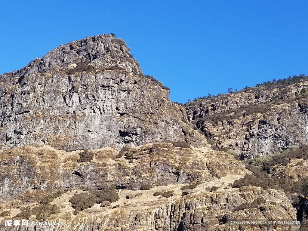 轿子雪山巍峨山峦蓝天映衬
