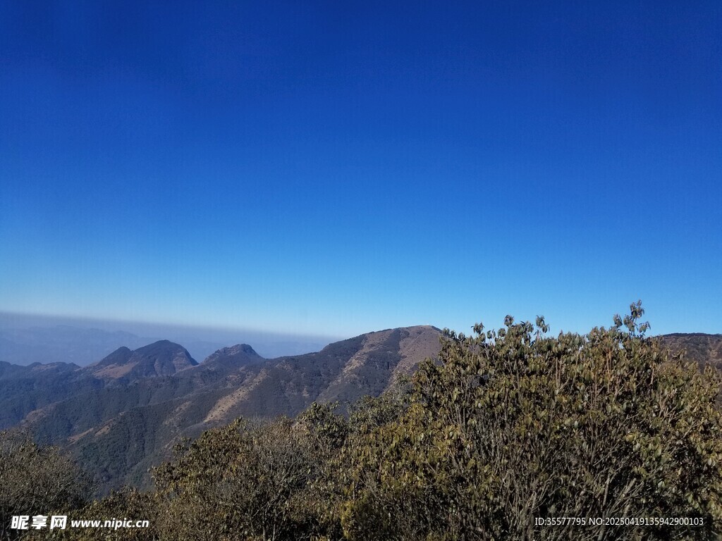 轿子雪山远景壮丽山景蓝天植被