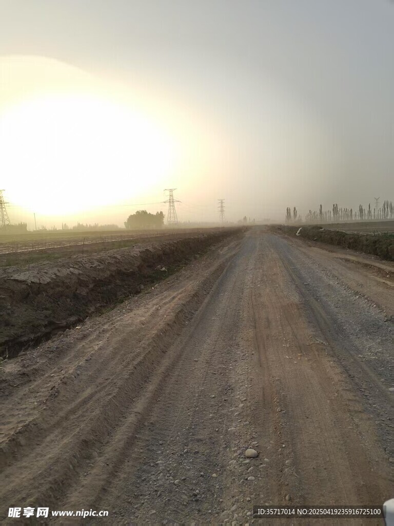 夕阳下的空旷土路