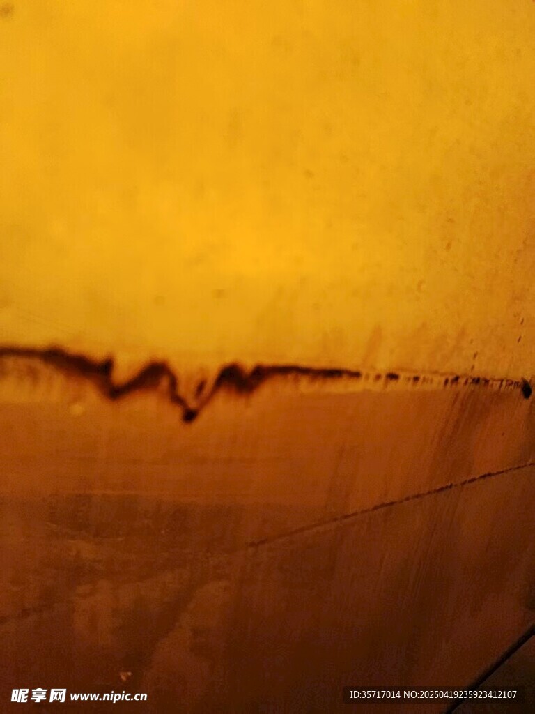 金黄沙漠中的起伏沙脊