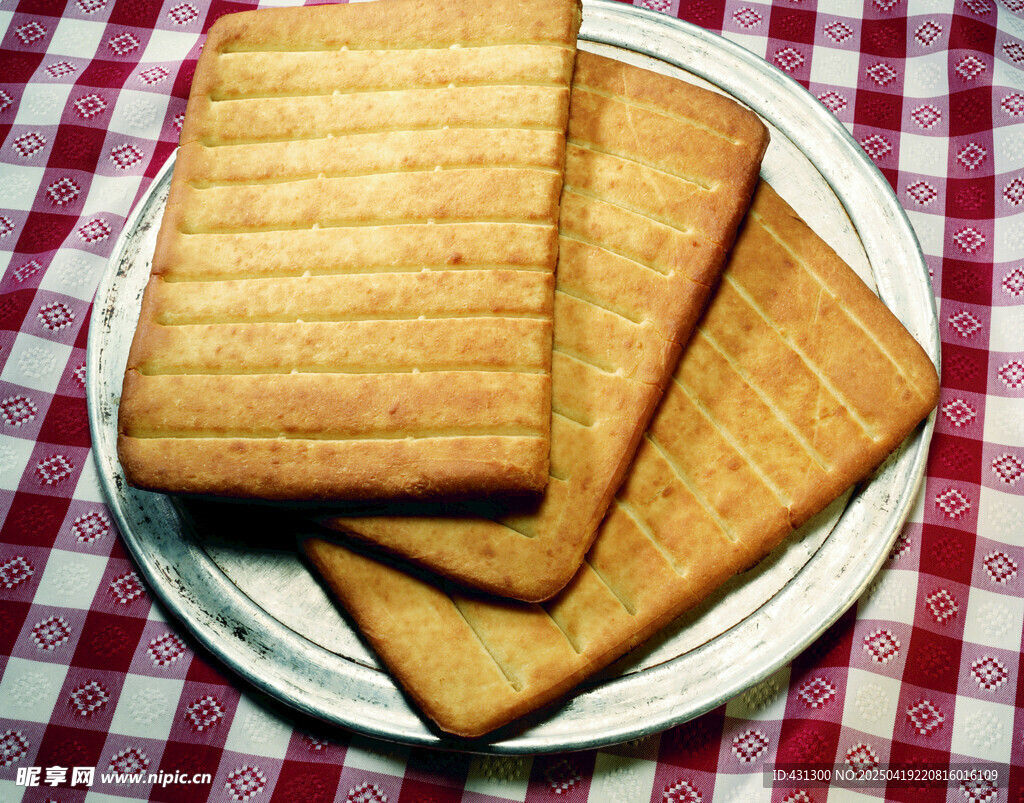 美味饼干摆放在格子桌布上