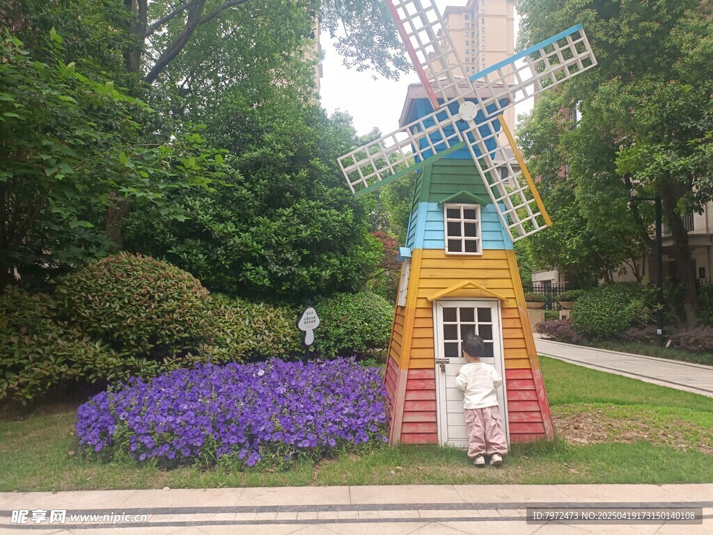花园中的彩色风车小屋