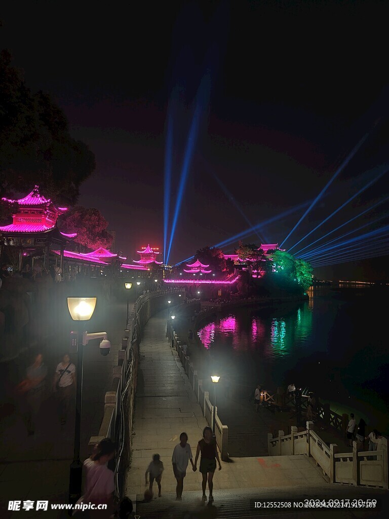 夜晚湖畔绚丽灯光秀