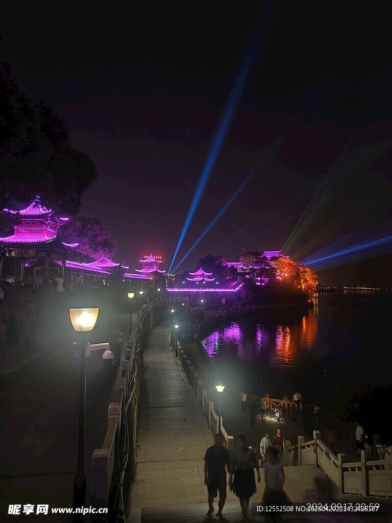 夜晚湖边绚丽灯光秀场景