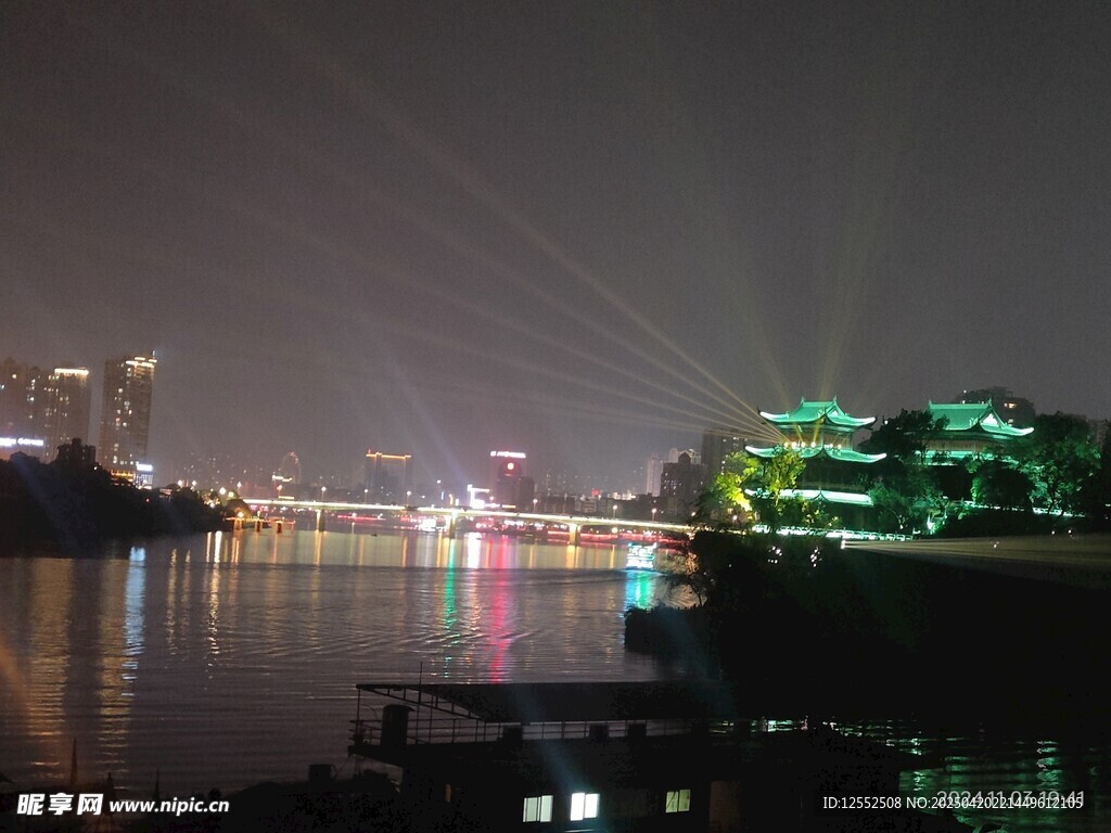 城市江畔璀璨夜景