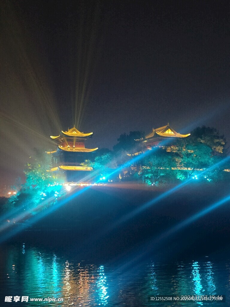 夜下古建灯光秀美景