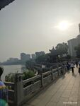 河边步道行人漫步景象