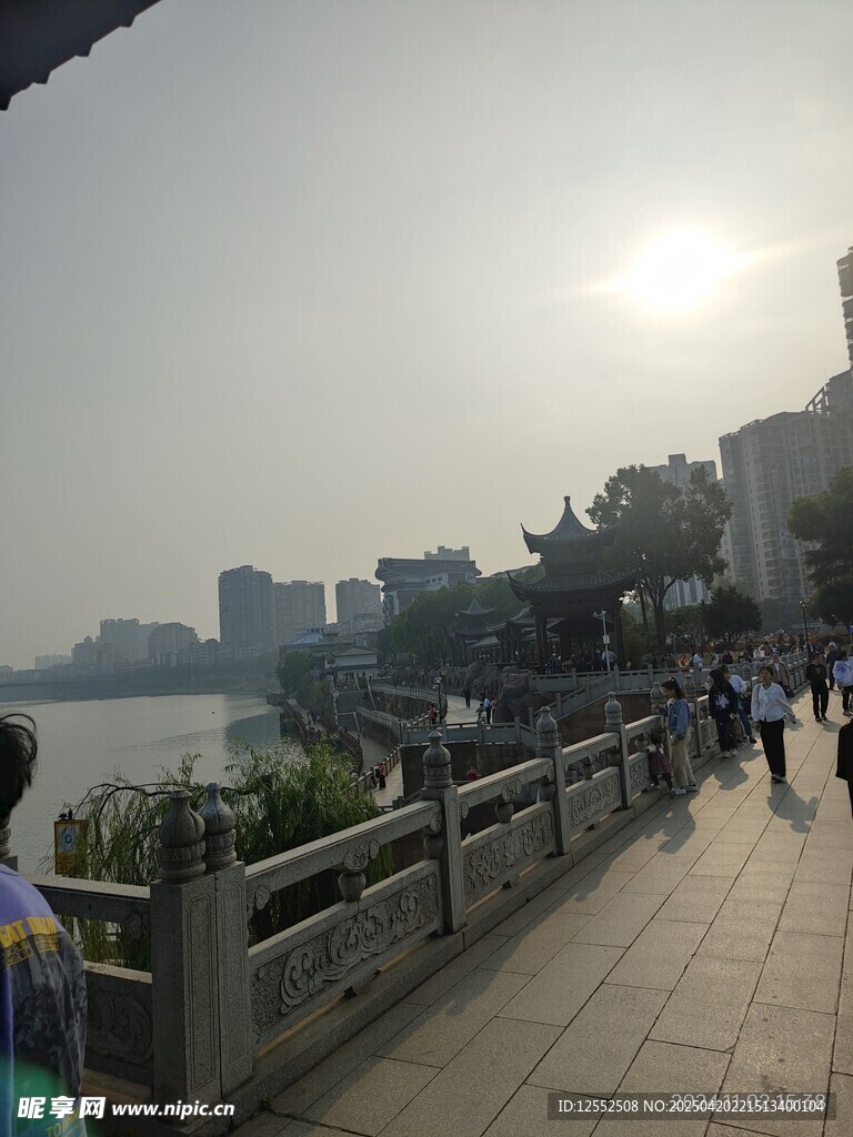 河边步道行人漫步景象