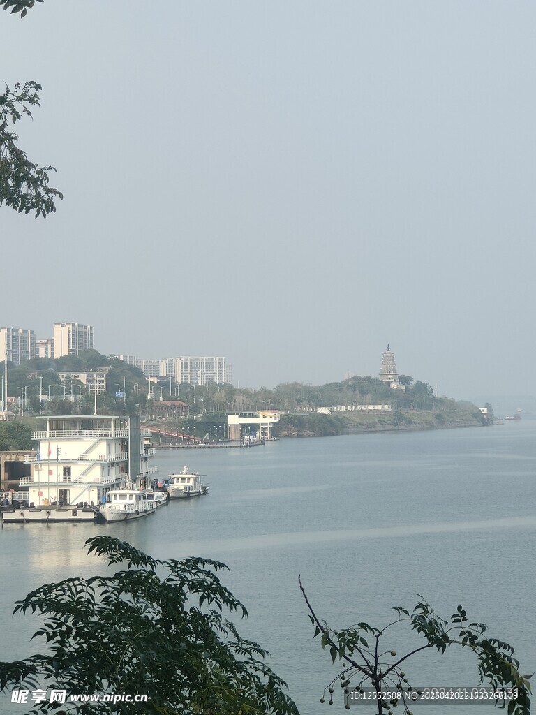 湖畔城市风光