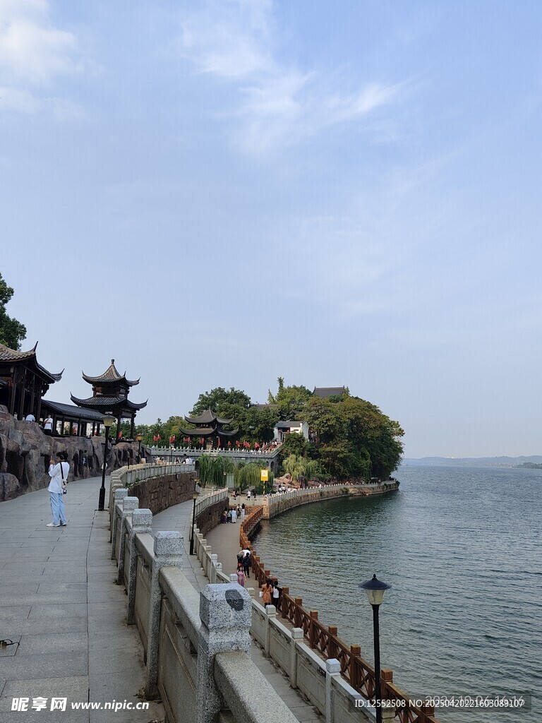 湖畔古景 游人漫步赏风光