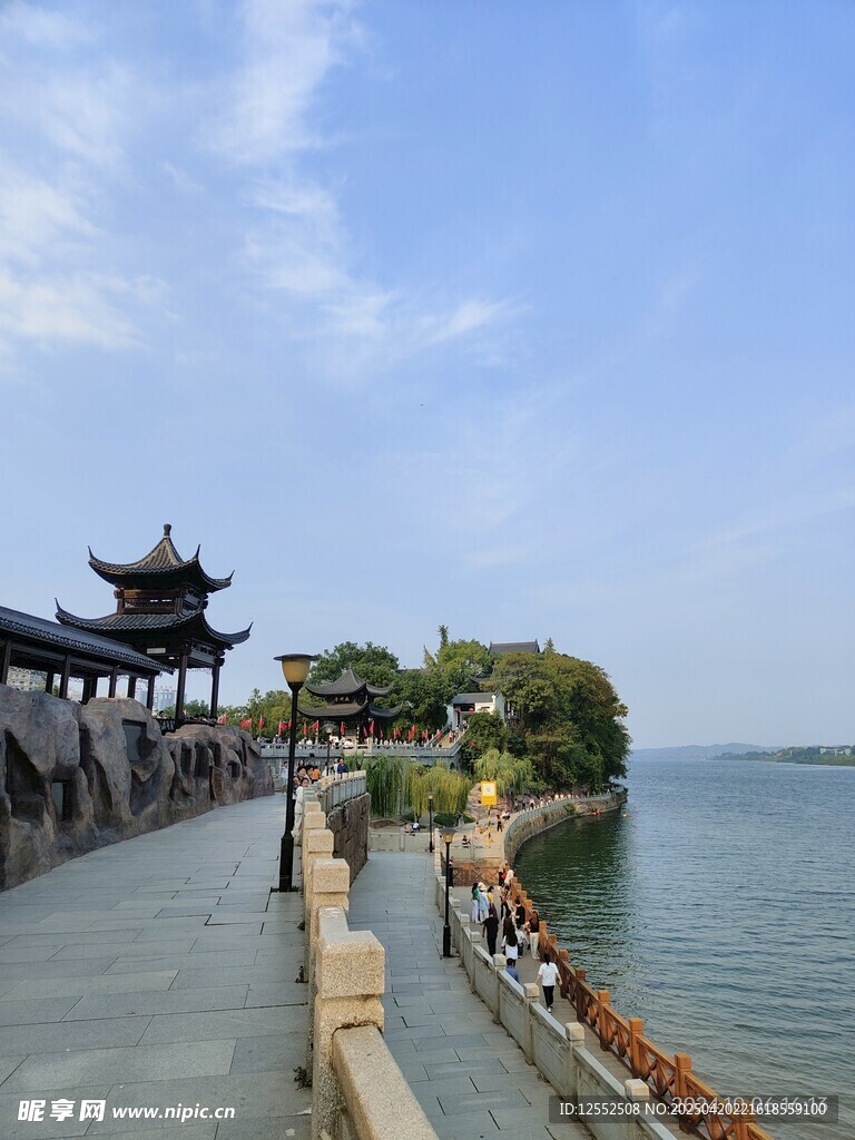 湖畔古亭美景