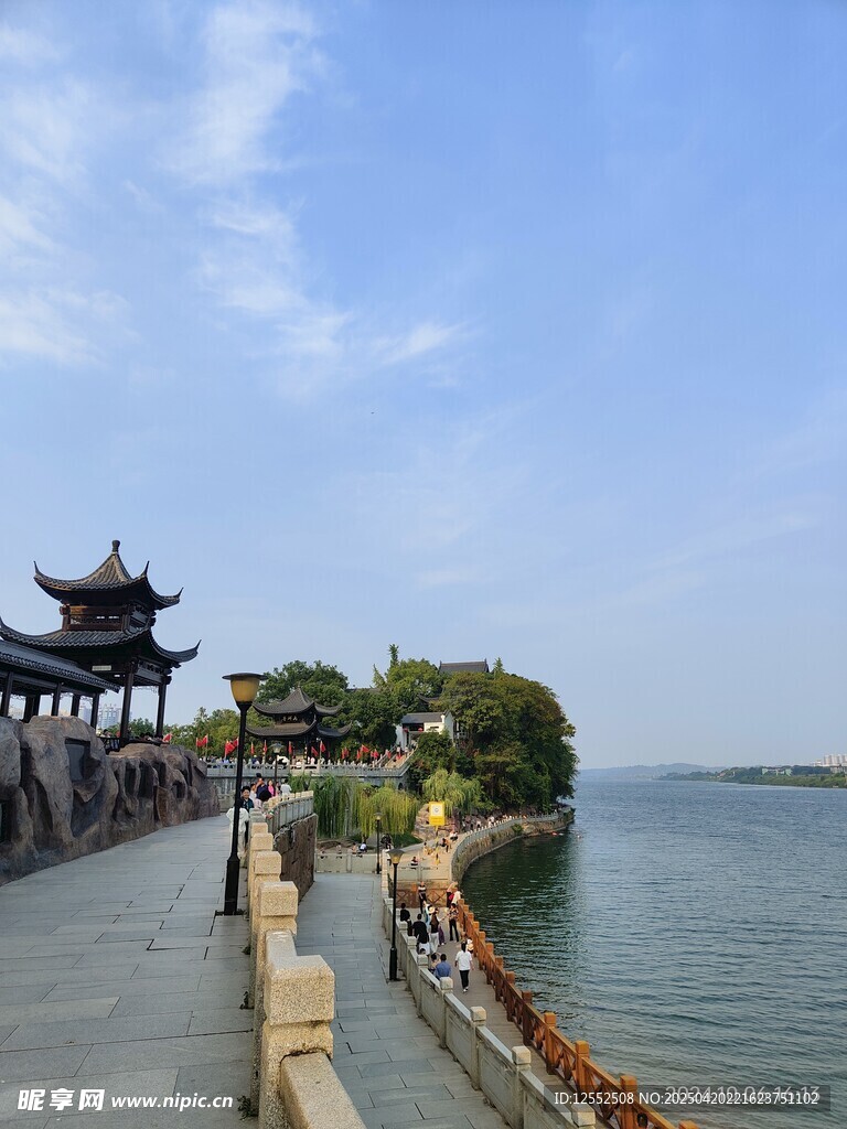 湖畔古亭美景