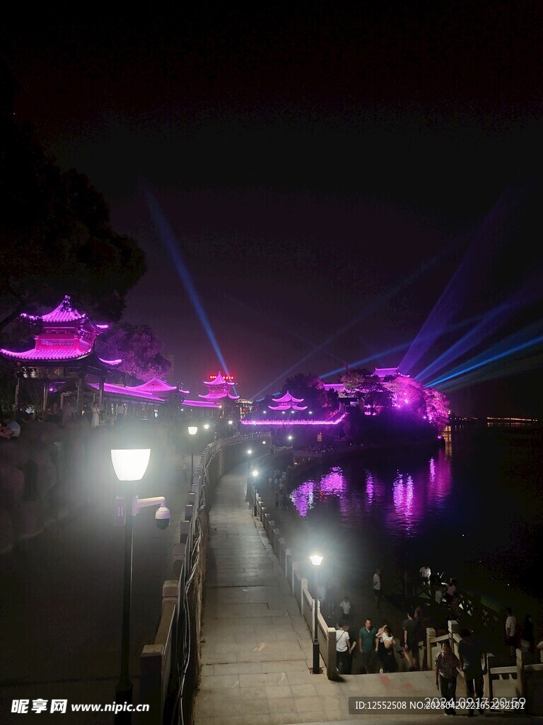 灯光秀璀璨夺目