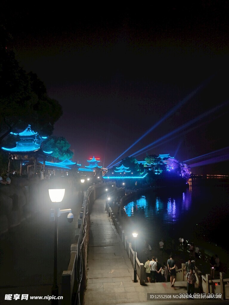 灯光秀璀璨夺目