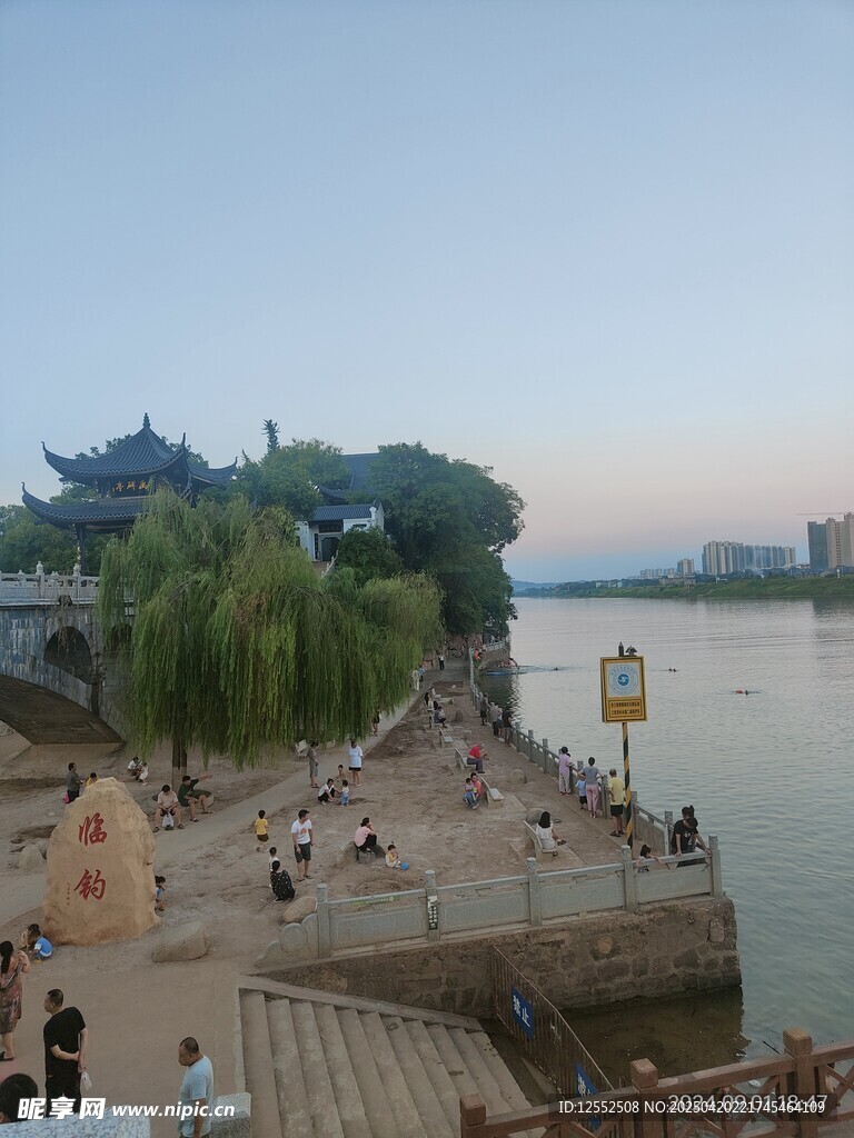 江边古景 游人漫步赏风光