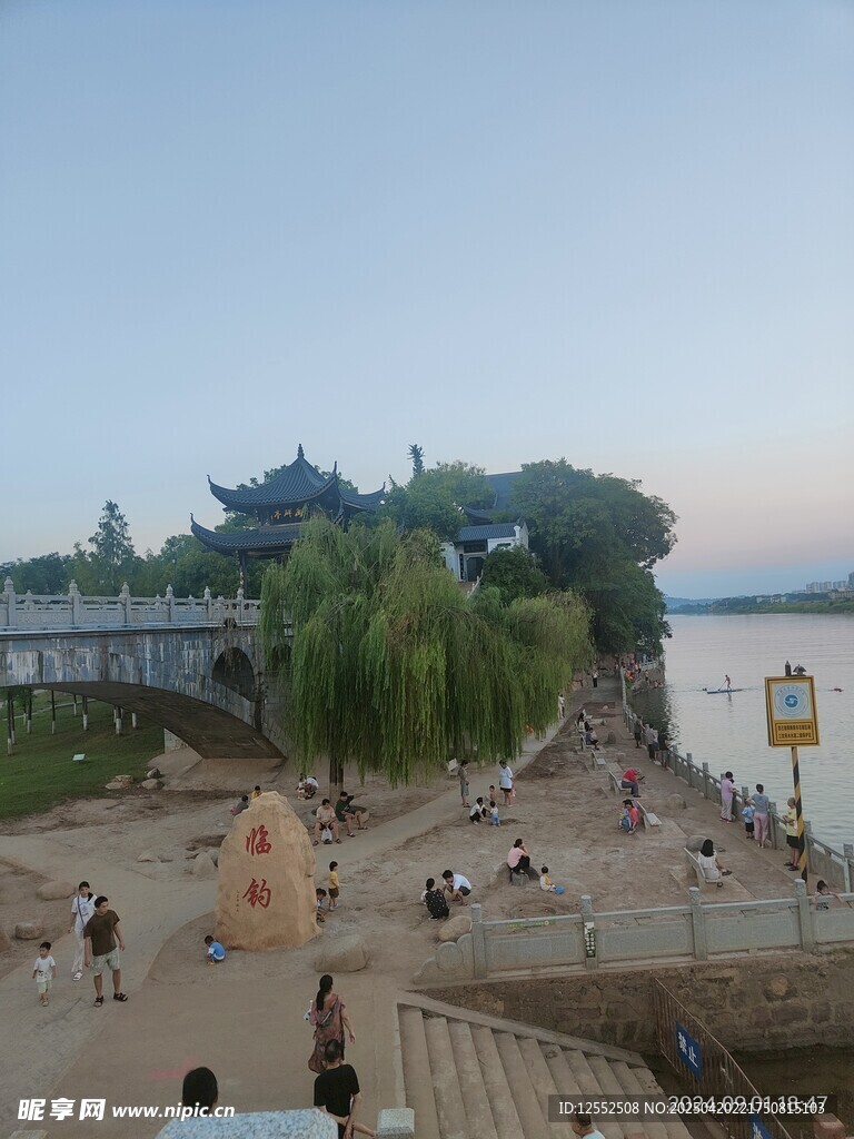 湖畔休闲场景