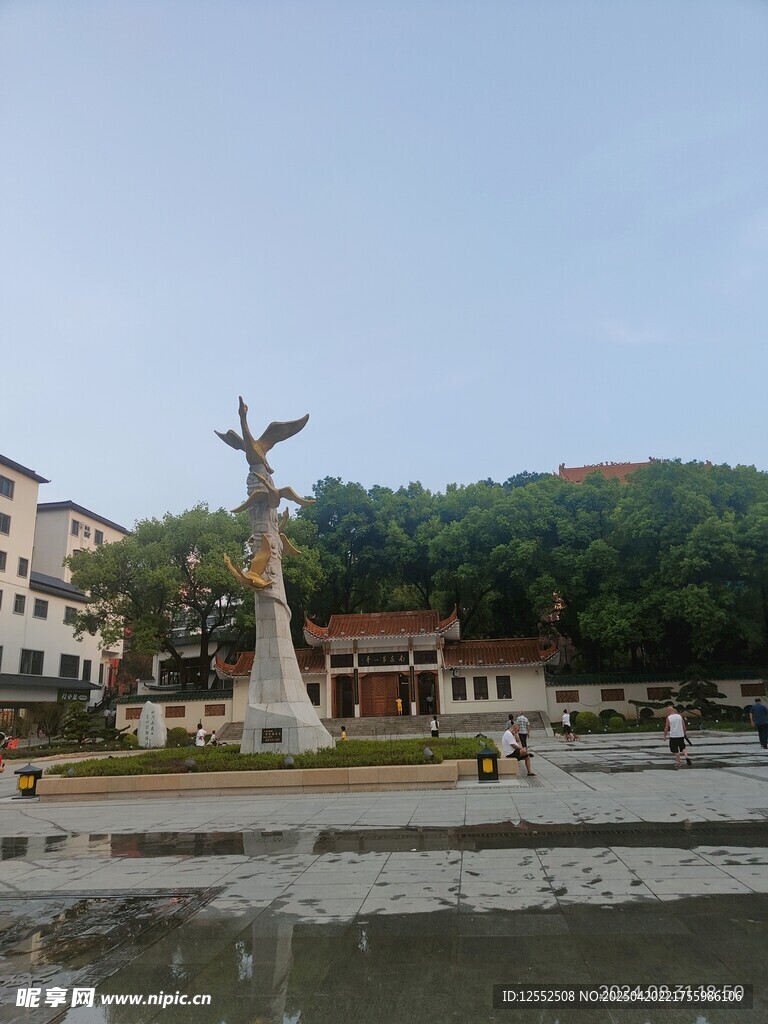 广场上的雕塑景观
