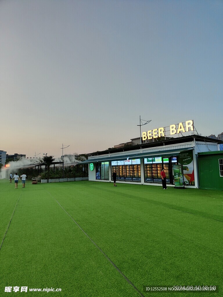 户外草坪旁的休闲酒吧