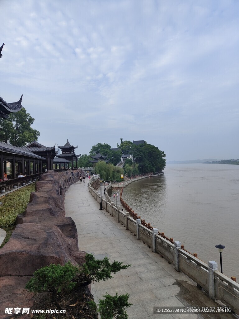 江边中式古建筑风景