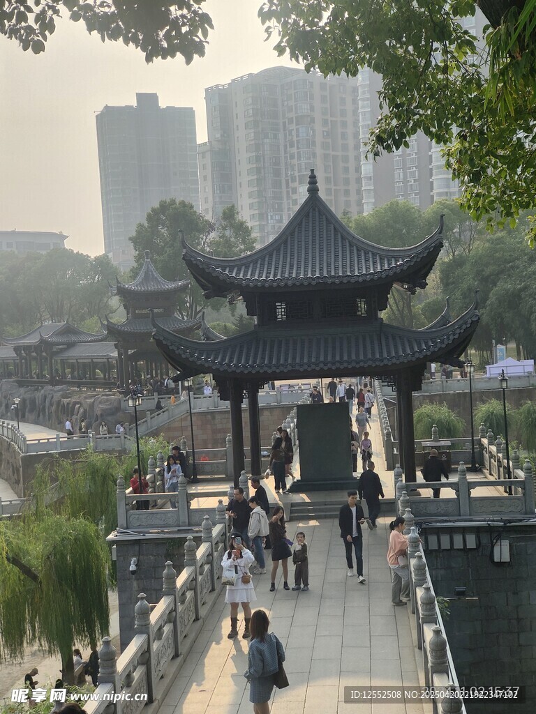 中式古桥凉亭风景