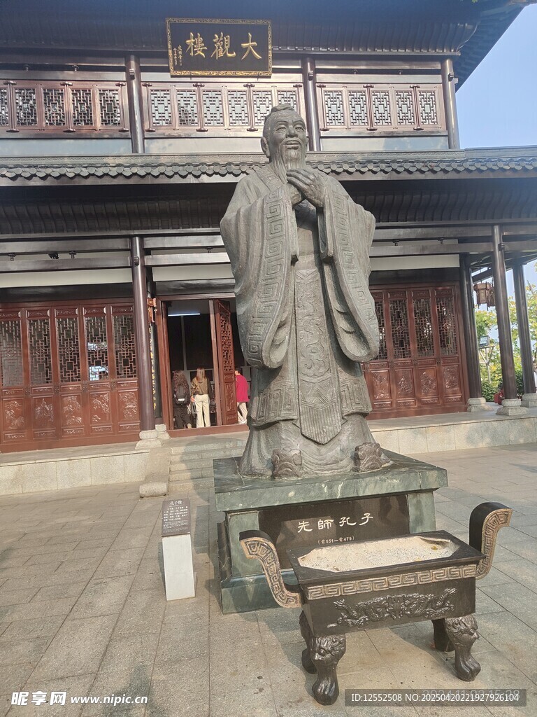 古建前的庄严雕像