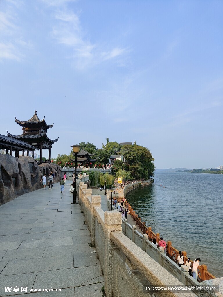 湖畔古亭美景