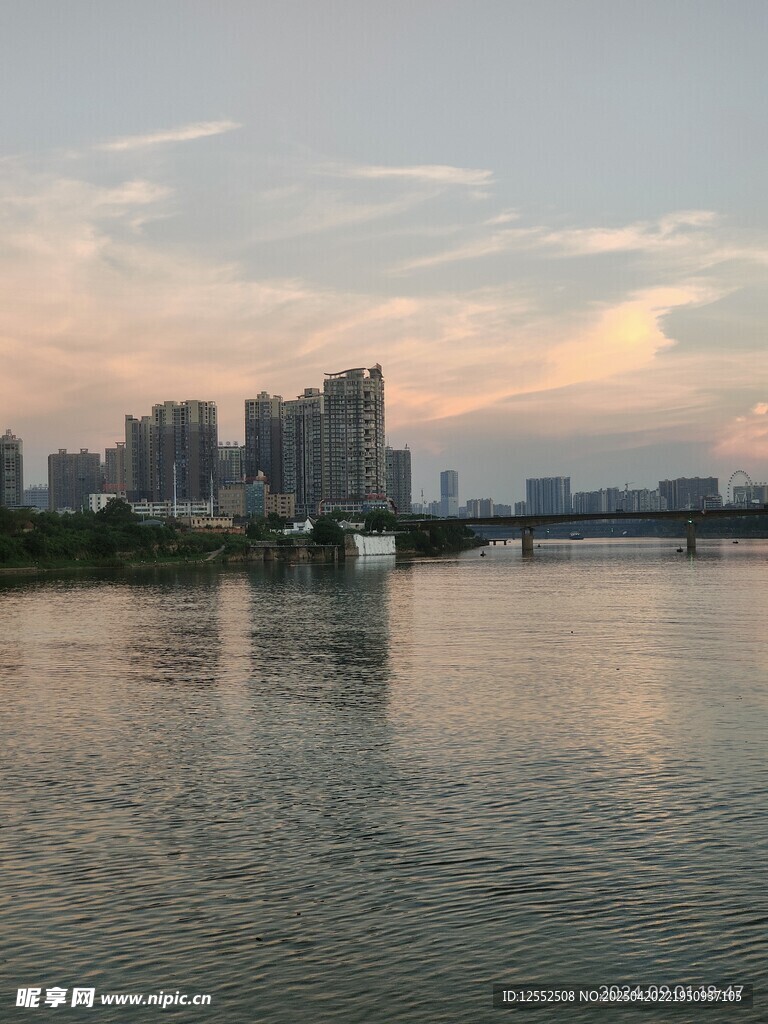 城市河畔的美丽黄昏景色