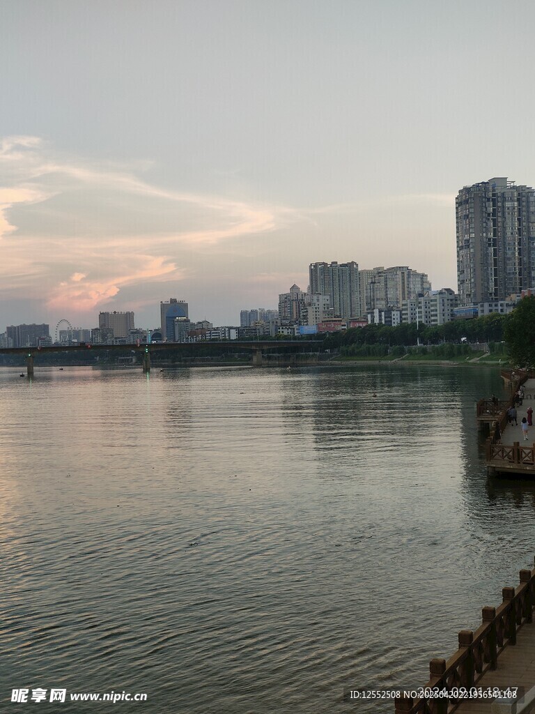河畔城市黄昏美景