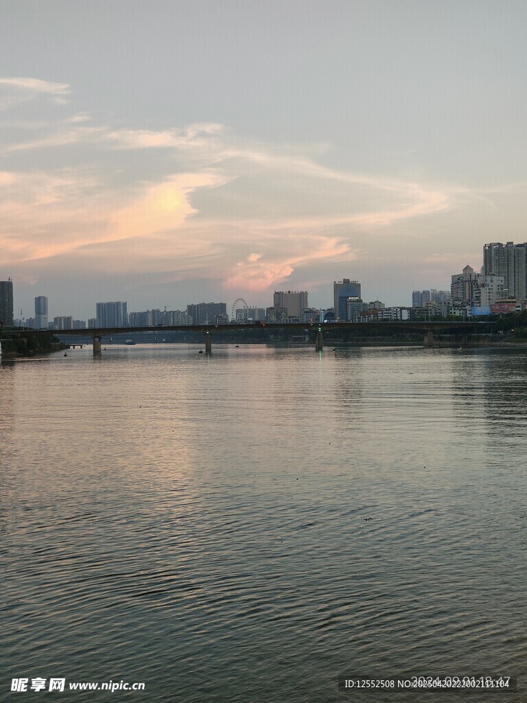 城市河畔黄昏美景